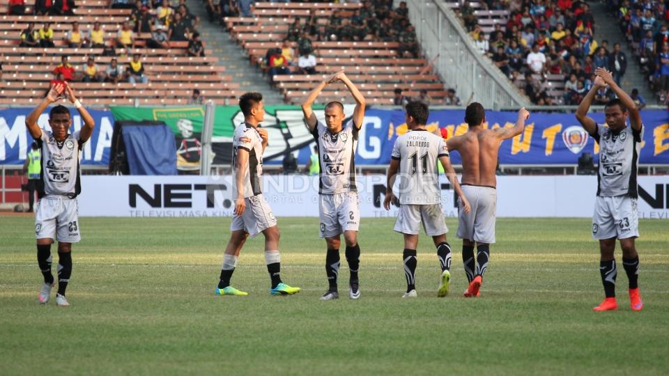 Para pemain Sriwijaya FC memberi penghormatan kepada para suporter. - INDOSPORT