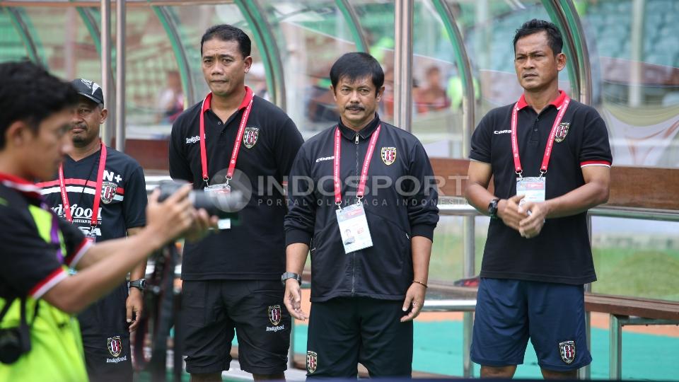 Pelatih%20Bali%20United%2C%20Indra%20Sjafri%20%28tengah%29.