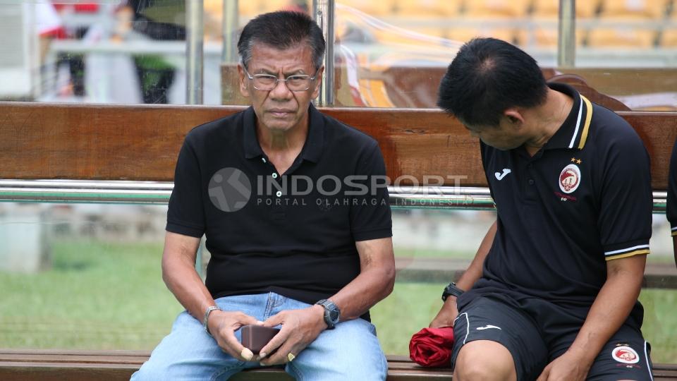 Pelatih Sriwijaya FC, Benny Dollo (kiri). Copyright: Herry Ibrahim/INDOSPORT