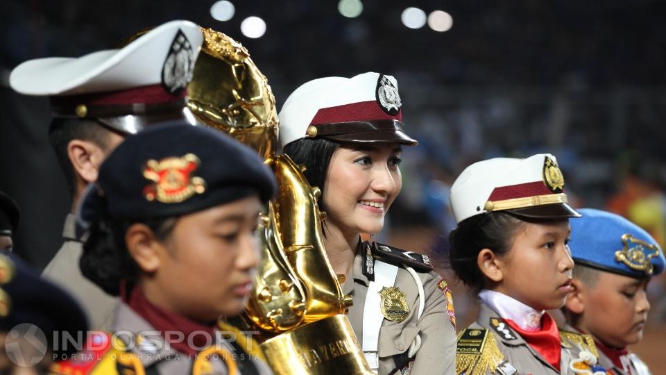 Polisi wanita dengan paras cantik jelita turut mewarnai final Piala Bhayangkara 2016.