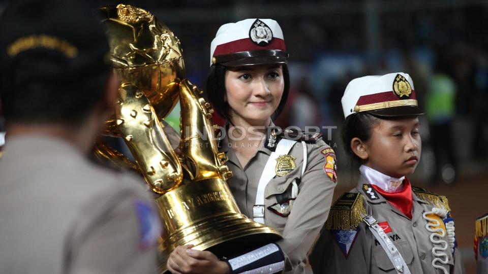 Polisi wanita dengan paras cantik jelita turut mewarnai final Piala Bhayangkara 2016.