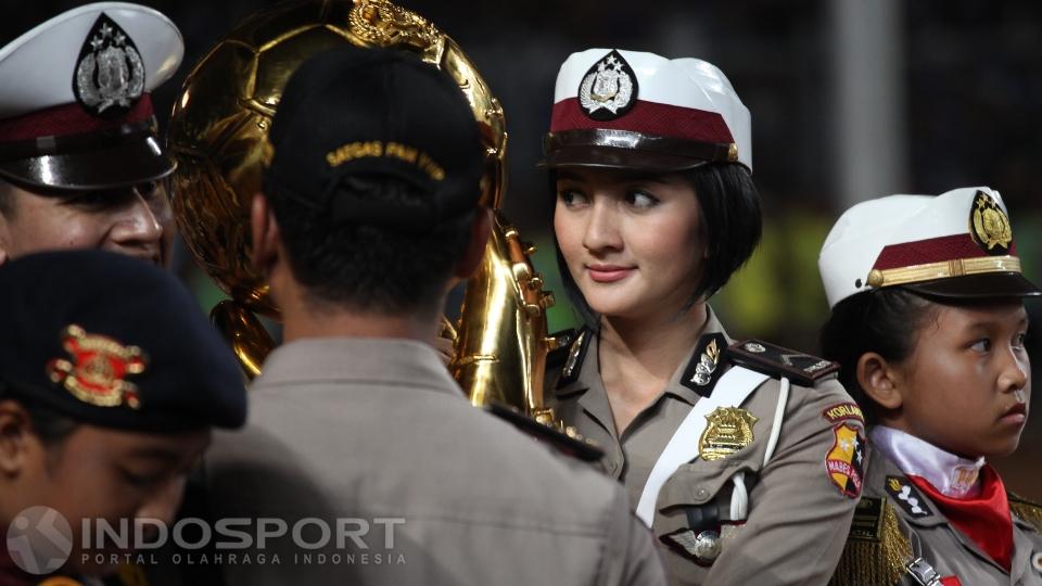 Polisi wanita dengan paras cantik jelita turut mewarnai final Piala Bhayangkara 2016.