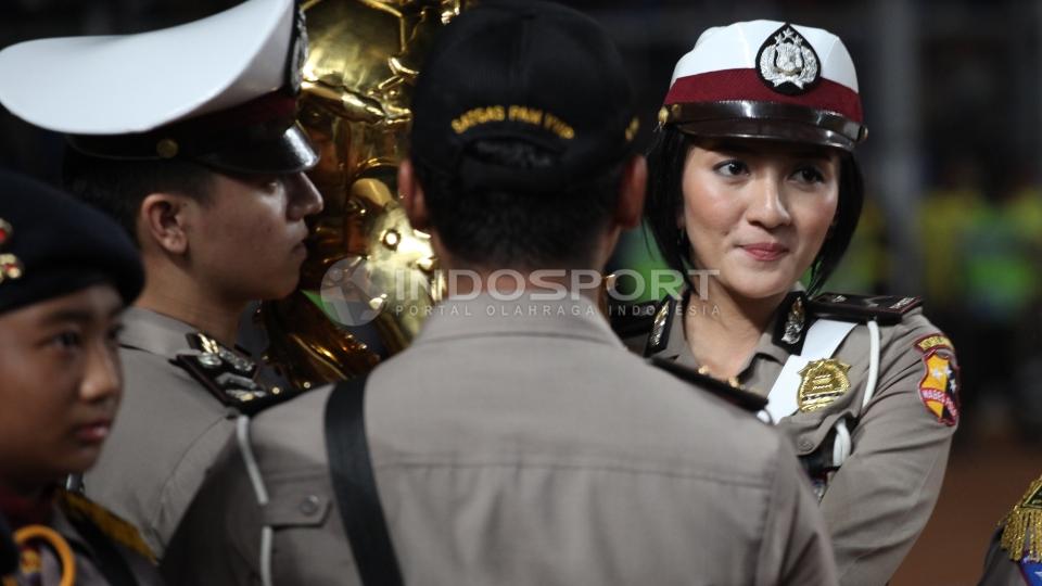 Polisi wanita dengan paras cantik jelita turut mewarnai final Piala Bhayangkara 2016.