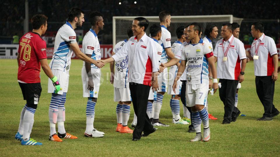 Presiden Indonesia Jokowi menyalami para pemain Persib Bandung.