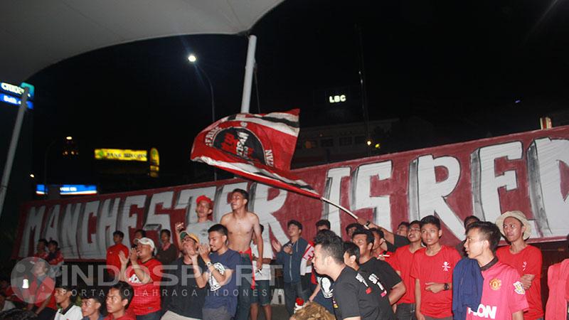Komunitas Simpatisan United Tangerang Selatan (SU Tangsel) saat nobar. - INDOSPORT