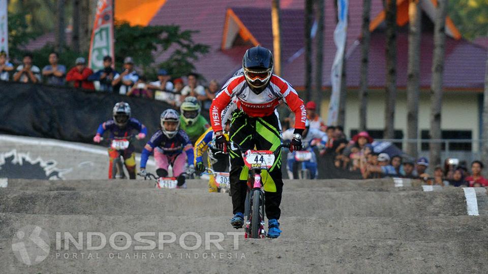 Atlet BMX Indonesia, Elga Kharisma saat mengikuti kejuaraan BMX di Banyuwangi. - INDOSPORT