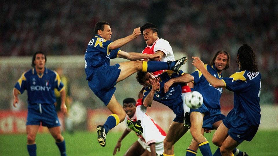 Conte bersama rekannya di Juventus coba merebut bola dari Edgar Davids pada laga final Liga Champions antara Juventus vs Ajax Mei 1996. Copyright: 