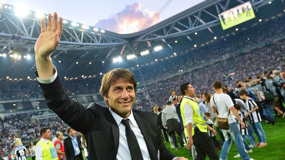 Conte larut dalam euforia bersama fans Juventus saat berhasil juarai Serie A pada 2013. Copyright: INTERNET