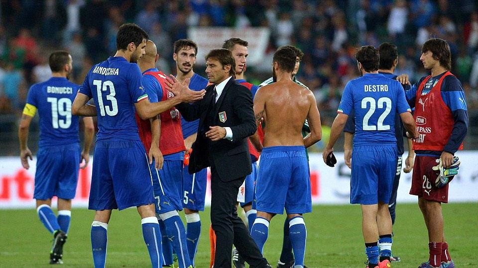 Conte jabat tangan anak asuhnya di timnas Italia Andrea Ranocchia usai bertarung di laga persahabatan antara Italia lawan Belanda September 2014. Copyright: INTERNET