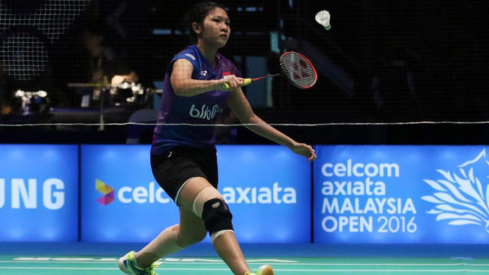 Lindaweni Fanetri berusaha smash shuttlecock.