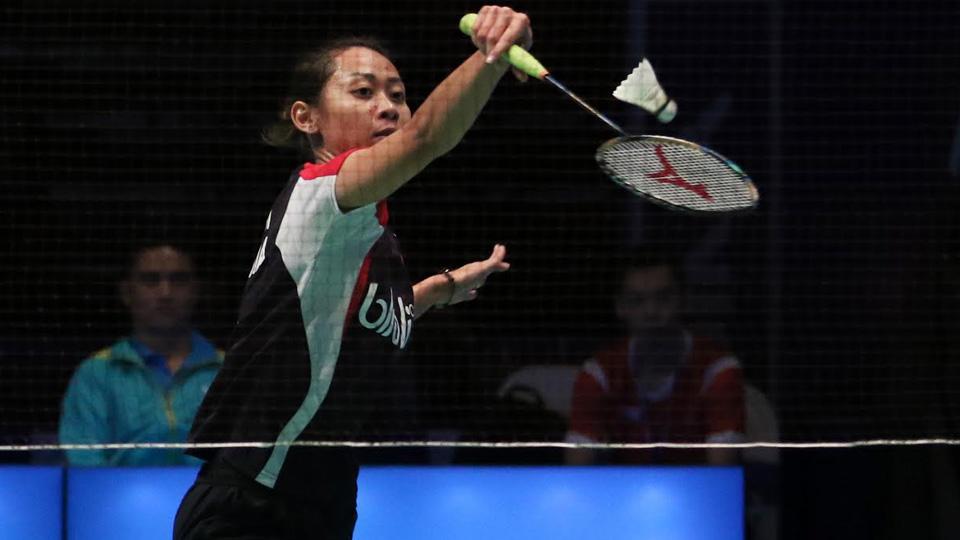 Maria Febe Kusumastuti berusaha smash shuttlecock.