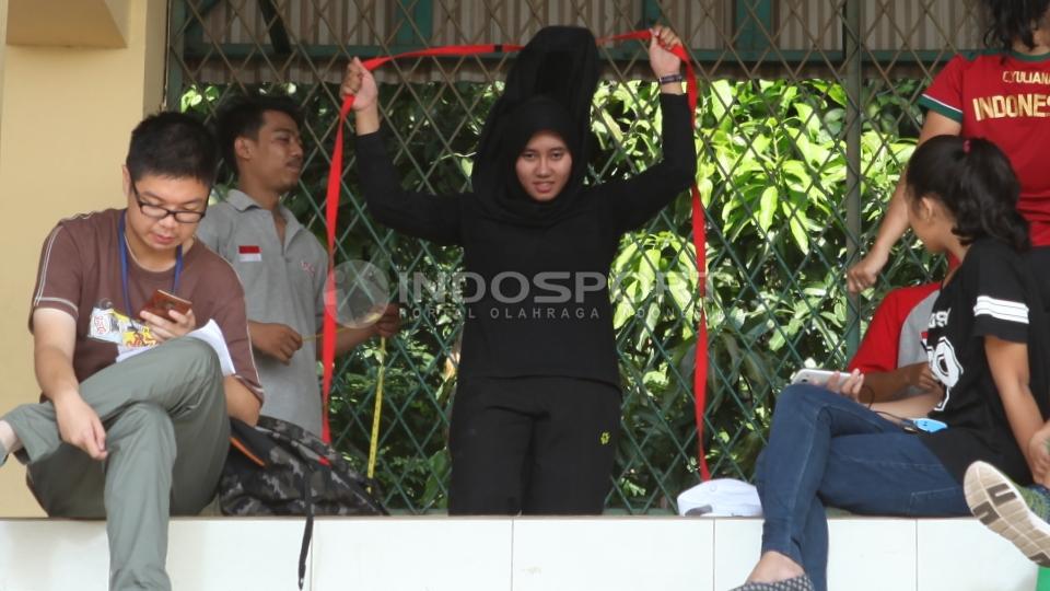 Atlet Squash putri Maudy Wafa Nadiyah (tengah) saat menjalani tes fisik. - INDOSPORT