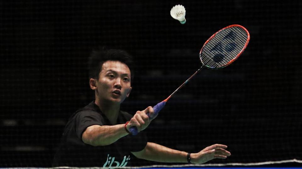 Ihsan%20Maulana%20Mustofa%20berusaha%20smash%20shuttlecock.