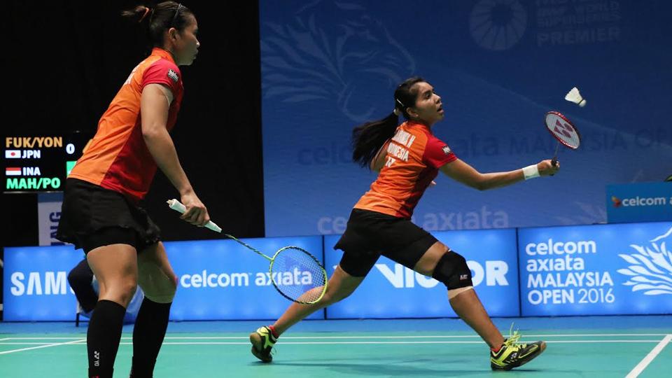 Nitya%20Krishinda%20Maheswari%20%28kanan%29%20berusaha%20smash.
