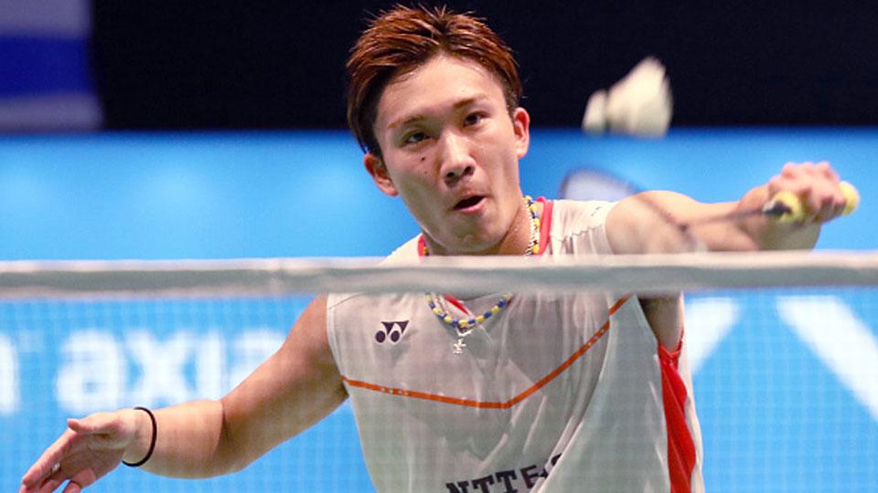 Kento Momota berusaha besar untuk smash shuttlecock kepada lawan pada pertandingan Malaysia Terbuka di Stadion Malawati 06 April 2016 di Shah Alam, Malaysia. Copyright: INTERNET