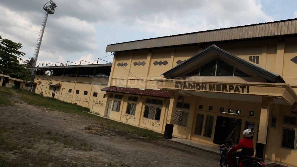 Tampak depan Stadion Merpati yang terletak di Kota Depok, Jawa Barat. Stadion ini merupakan home base klub asal Depok, Persikad Depok.