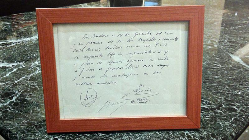 Tanda tangan kontrak Lionel Messi di atas serbet meja restoran. Copyright: Internet