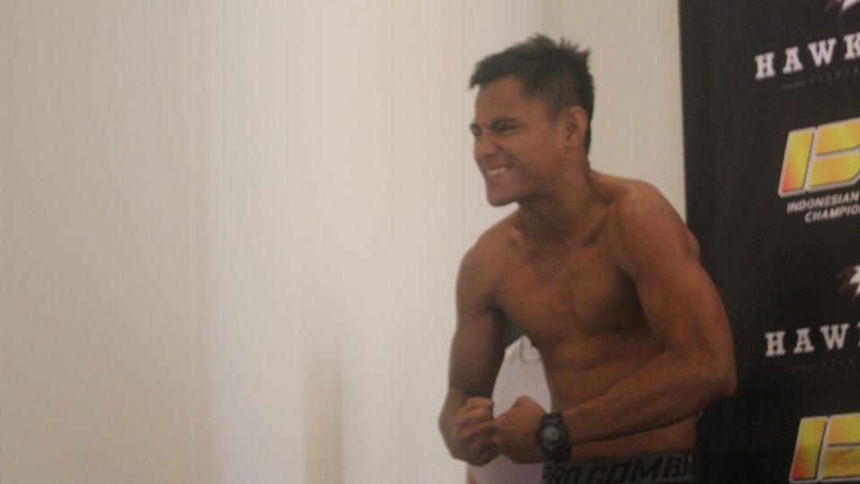 Fighter Stefer saat berpose saat usai melakukan timbang badan.
