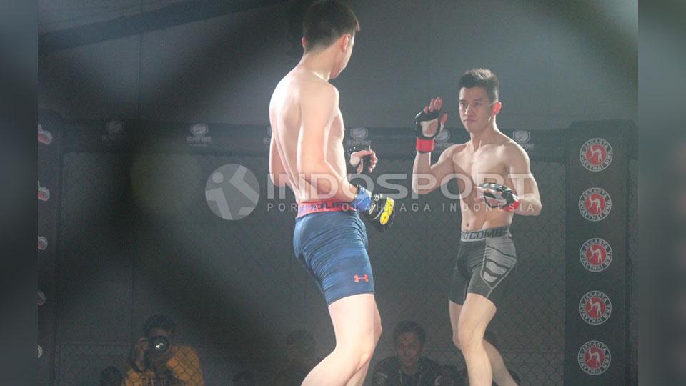 Bobby (celana hitam) versus Jevon, yang memperebutkan sabuk juara di kelas flyweight.