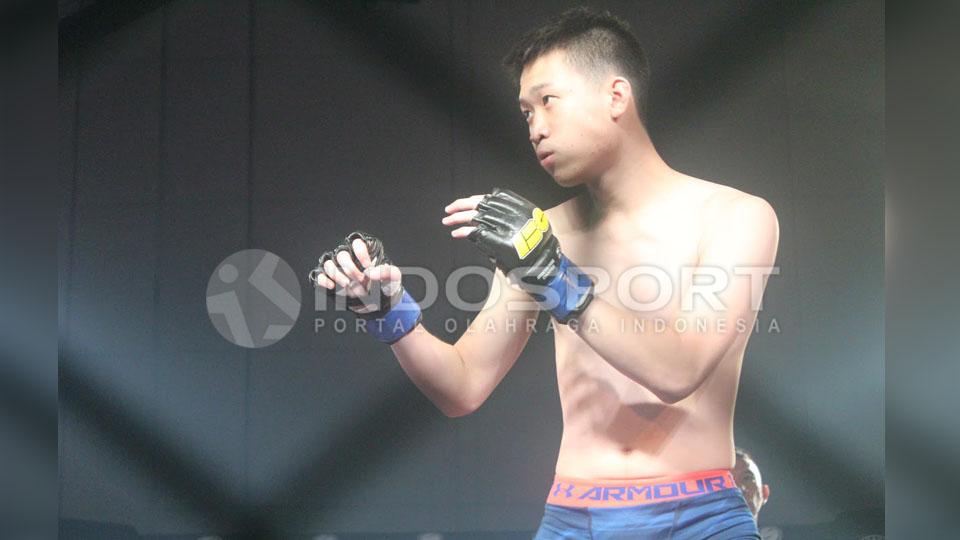 Salah satu aksi fighter, Jevon yang akhirnya berhasil meraih sabuk juara kelas flyweight