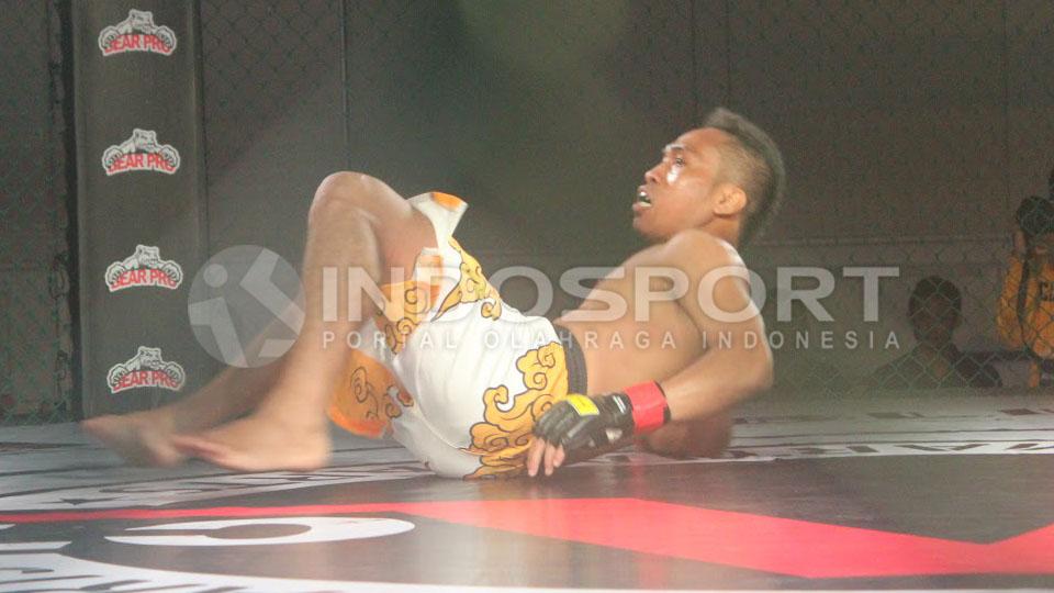 Fighter Stelon meringis kesakitan usai di banting lawannya.