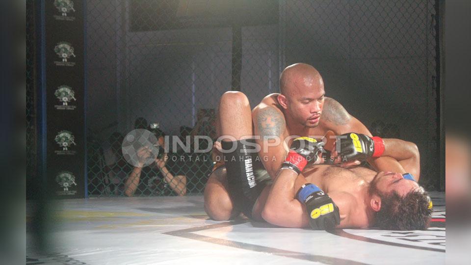 Theo (atas) dan Angga saat berduel di kelas Welterweight. - INDOSPORT