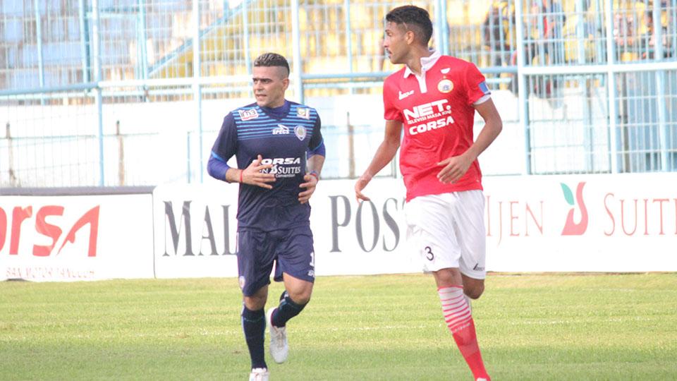 William Pacheco mengawal ketat Gonzales Copyright: Ian Setiawan/INDOSPORT