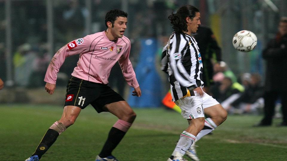 Fabio Grosso (kiri) saat berupaya menutup ruang gerak Mauro Camoranesi. Copyright: Internet