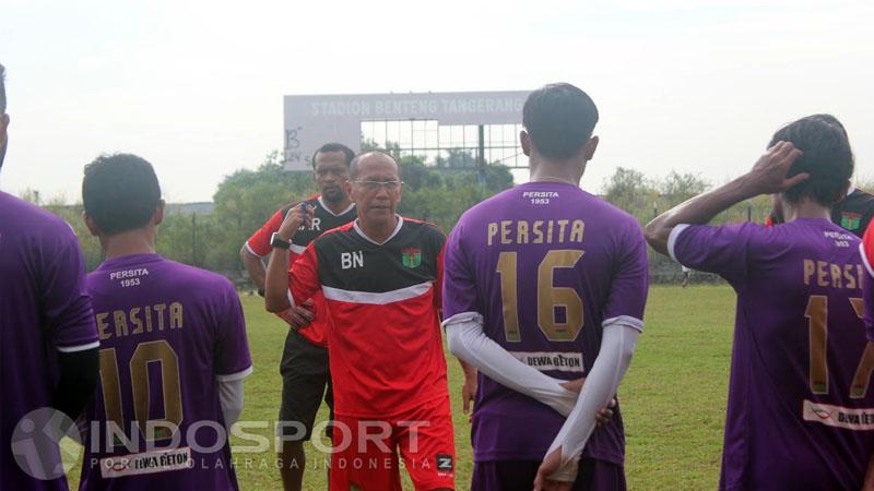 Bambang Nurdiansyah (baju merah kacamata), pelatih Persita terlihat sedang memberikan arahan kepada para pemain. Copyright: Jerry/Indosport