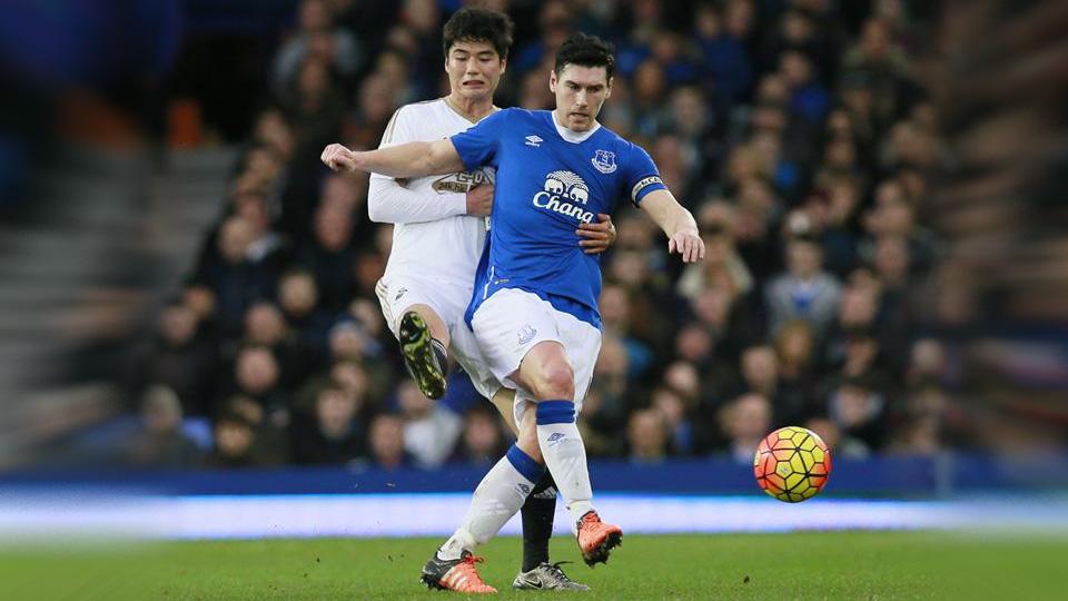 Gelandang Everton Gareth Barry mengejar bola dari lawan pemain Swansea City. Copyright: INTERNET