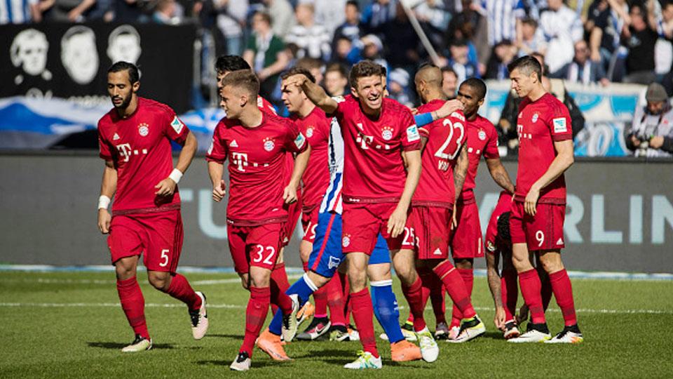 Gelandang Bayern Munich Thomas Muller (tengah) dan rekan satu tim bereaksi setelah Arturo Vidal mencetak gol selama pertandingan Bundesliga sepakbola Jerman antara Hertha BSC vs Bayern Munich, di Berlin, pada Sabtu 23 April 2016. Copyright: INTERNET