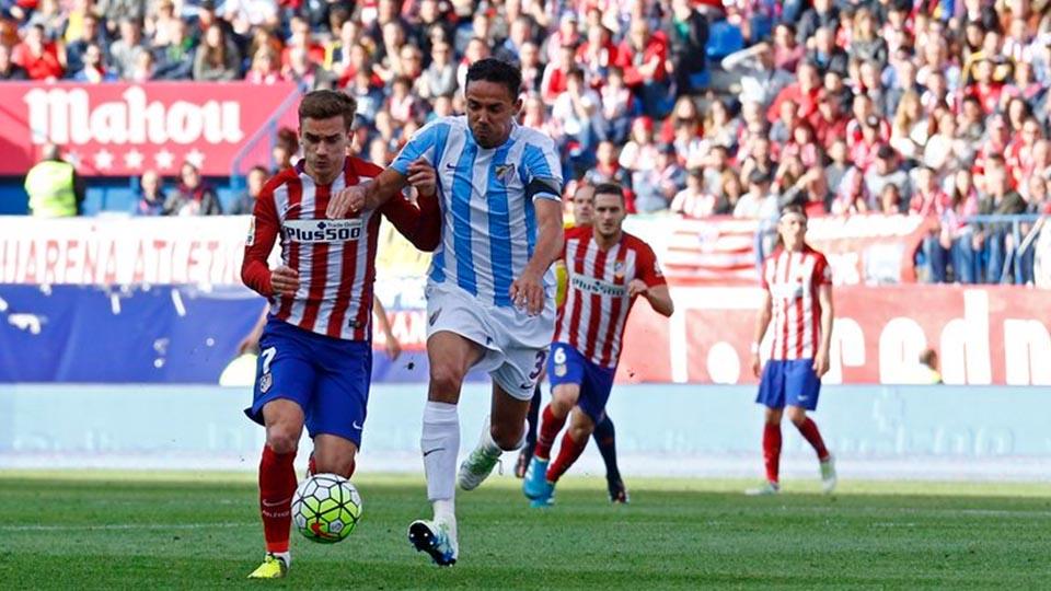 Penyerang Atletico Madrid Antoine Griezmman berusaha keras merebut bola dari bek Malaga Weligton Oliveira. Copyright: INTERNET