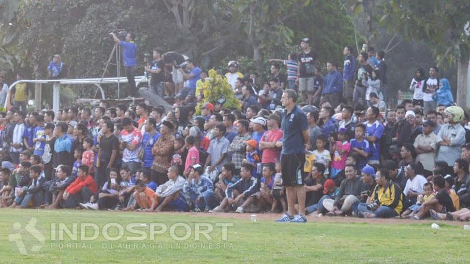 Ribuan warga padati lapangan Komplek Militer Arhanud saksikan Arema Cronus vs Persekam Metro FC.