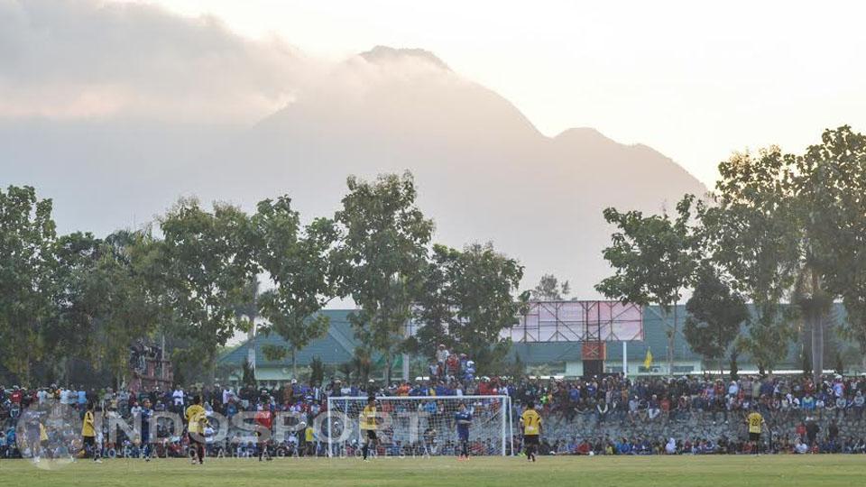 Tingginya animo masyarakat saksikan laga Arema Cronus vs Persekam Metro FC ubah lapangan militer seperti arena tarkam.