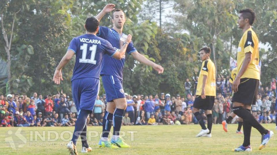 Pemain Arema Cronus rayakan gol kemenangan atas Persekam Metro FC.