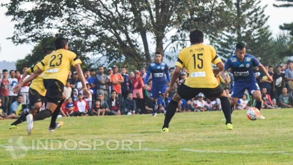 Pemain Arema Cronus tampil sepenuh hati hadapi Persekam Metro FC di hadapan ribuan warga.