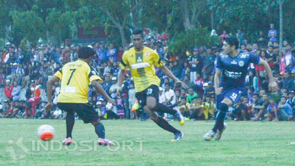 Persekam Metro FC ladeni dominasi skuat Arema Cronus dengan sekuat tenaga.