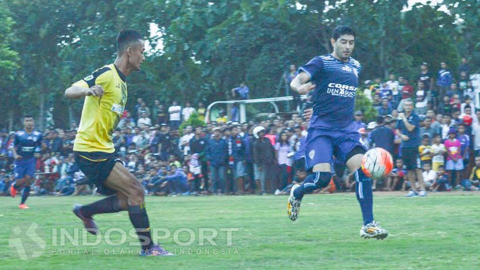 Pemain Arema Cronus saat menekan lini pertahanan Persekam Metro FC.