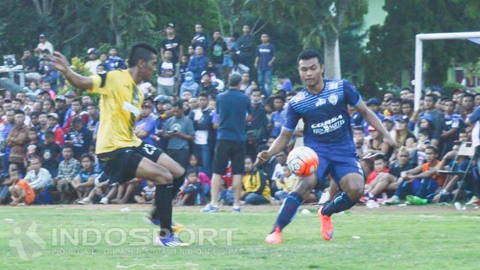 Pemain Arema Cronus berduel dengan pemain Persekam Metro FC.