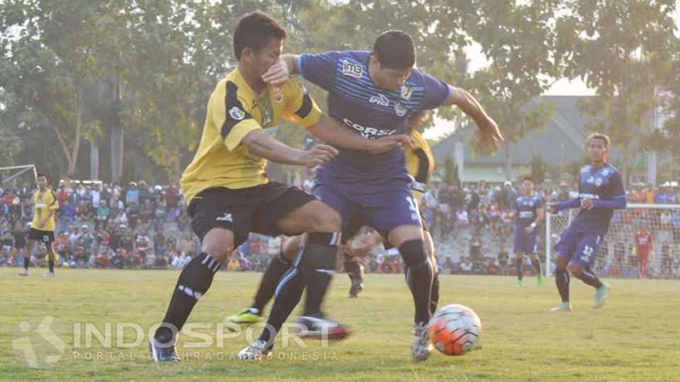 Duel sengit pemain Arema Cronus dengan pemain Persekam Metro FC