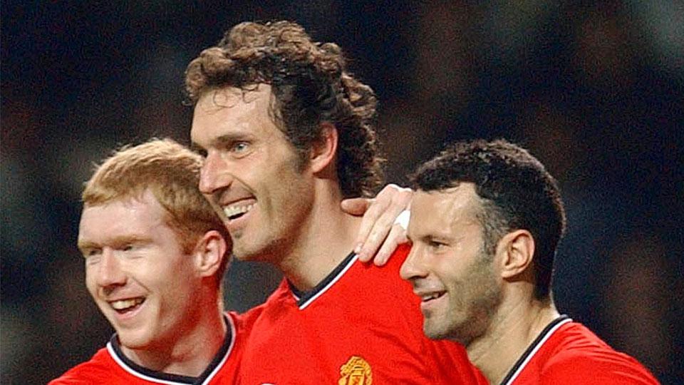 Paul Scholes (kiri), Laurent Blanc (tengah), dan Ryan Giggs, 3 mantan pemain Manchester United. - INDOSPORT