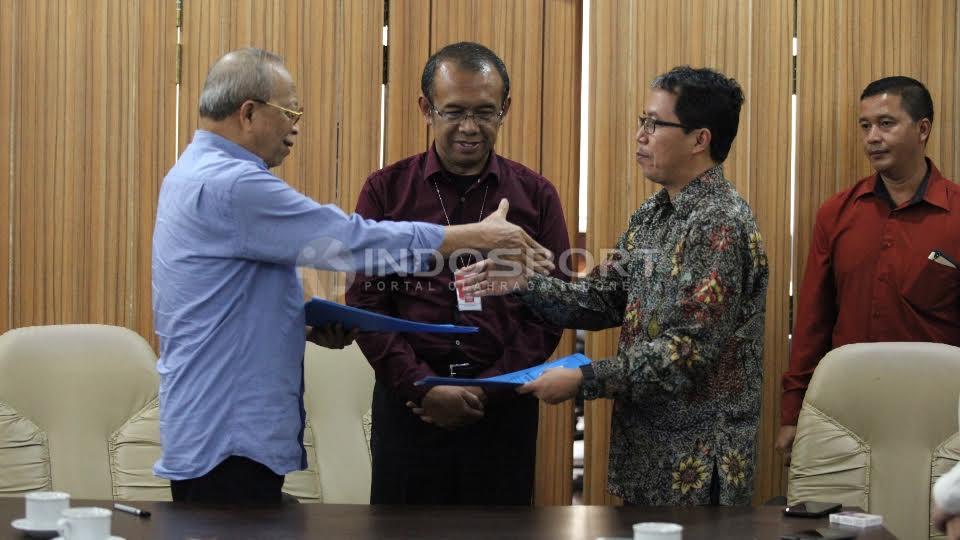 Ketua BOPI, M Noor Aman (kiri) dan Direktur PT GTS, Joko Driyono (kanan) bersalaman disaksikan Jubir Kemenpora, Gatot S Dewa Broto (tengah) usai penandatanganan MoU.