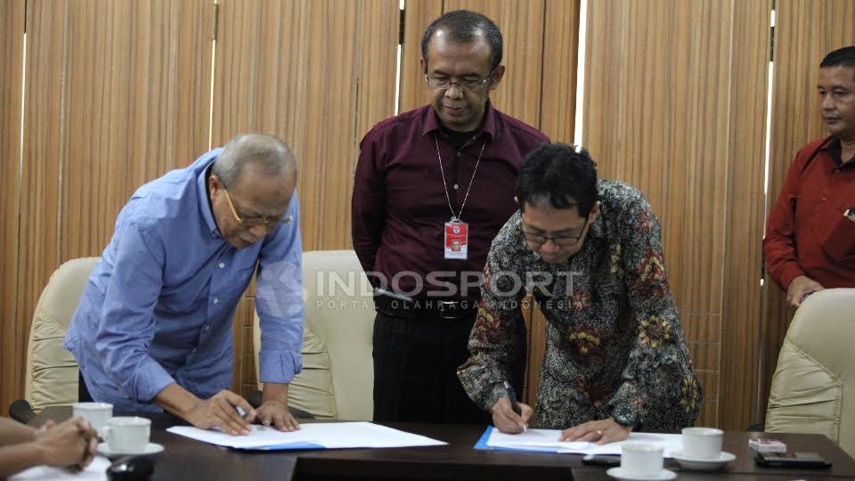 Ketua BOPI, M Noor Aman dan Direktur PT GTS, Joko Driyono melakukan penandatanganan MoU disaksikan Gatot S Dewa Broto.