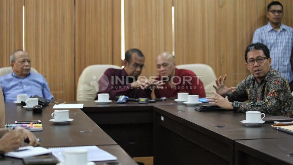 Direktur PT GTS, Joko Driyono (kanan) saat menjawab pertanyaan wartawan.
