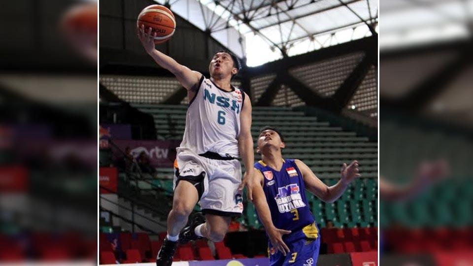 Samuel%20Pattinama%20point%20guard%20NSH%20mencetak%209%20angka%20versus%20JNE%20Bandung%20Utama.