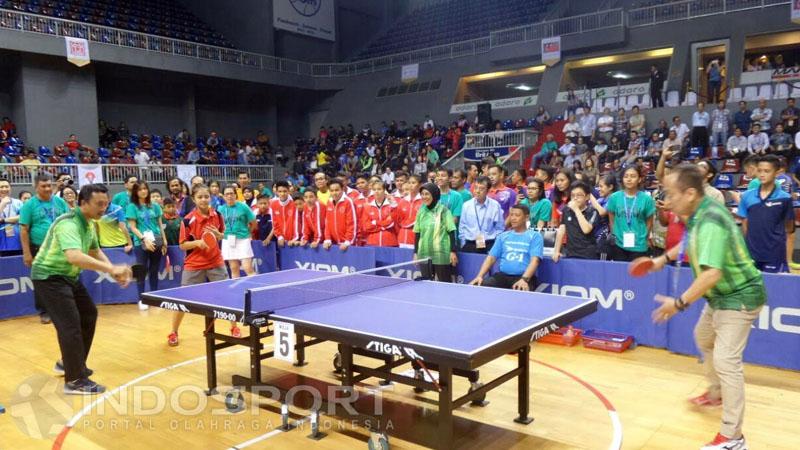 Menpora Imam Nahrawi bermain tenis meja