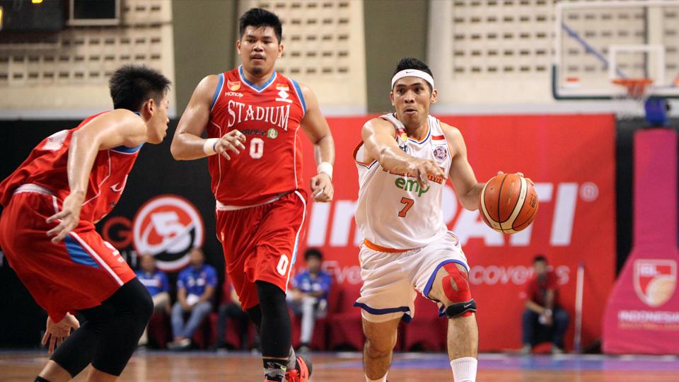 Shooting Guard Pelita Jaya, Dimas Aryo Dewanto menggiring bola saat menghadapi Stadium Happy. - INDOSPORT