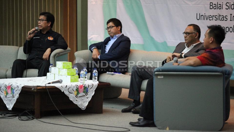 Head Legal APPI Jannes Silitonga (kiri), Anggota Exco PSSI Tommy Welly (kedua dari kiri) dan CEO Mahaka Hasani Abdul Ghani pada acara diskusi Sportvokative di Kampus UI.