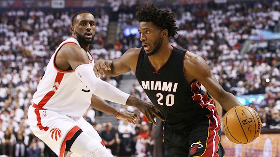 Patrick Patterson Toronto Raptors (kiri) dan Justise Winslow Miami Heat. Copyright: INTERNET