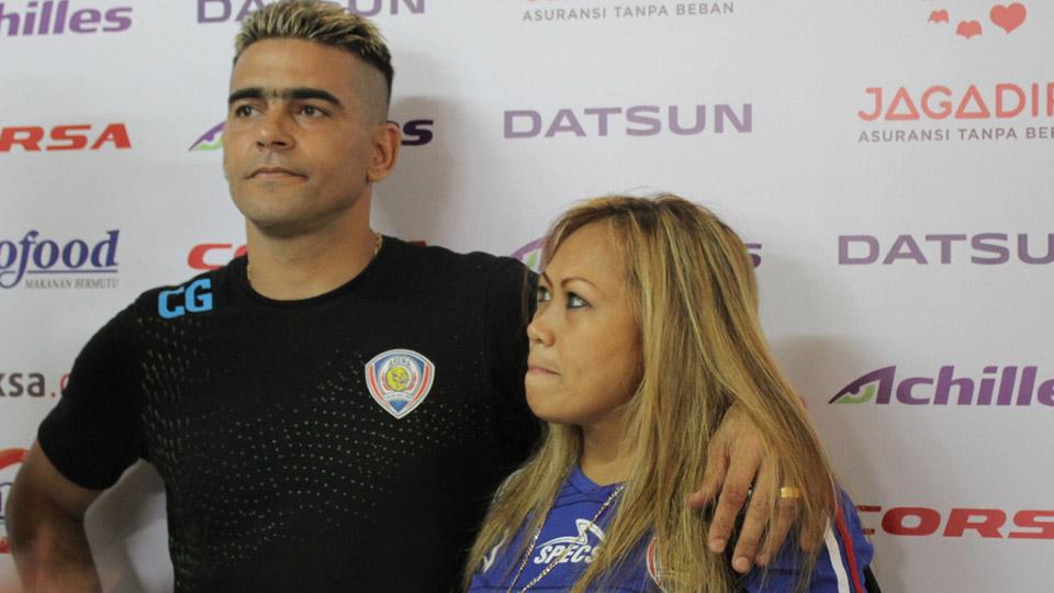 Pesepakbola veteran, Cristian Gonzales, turut berduka cita untuk ibunda Presiden Republik Indonesia, Joko Widodo, yang meninggal dunia pada Rabu (25/03/20).